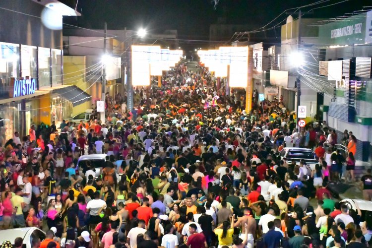 Banda Parangolé reúne multidão no primeiro arrastão do Carnaval de Floriano