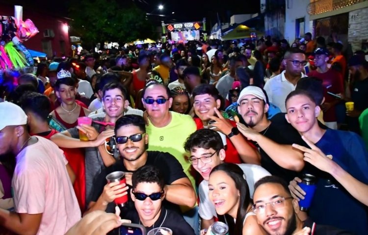 Bloco das Virgens marca a abertura da semana do Carnaval em Floriano