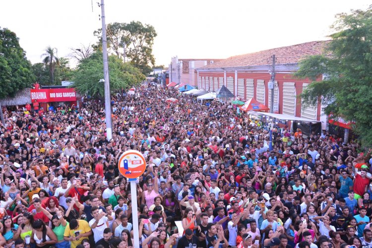 Sávio Grazz e Banda Babaixá arrastam multidão no 3º arrastão do Carnaval de Floriano