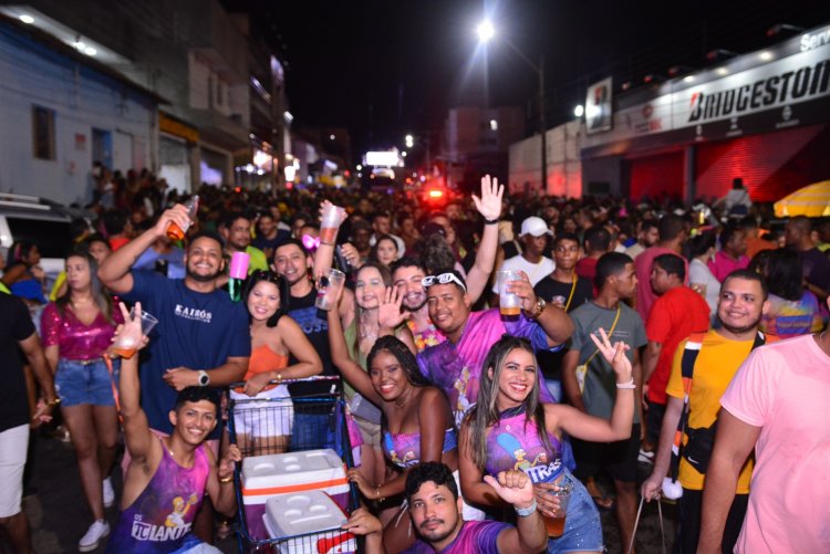 Sávio Grazz e Banda Babaixá arrastam multidão no 3º arrastão do Carnaval de Floriano