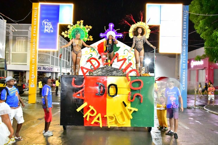 Desfile de escolas de samba e shows na beira-rio marcam o último dia do Carnaval de Floriano