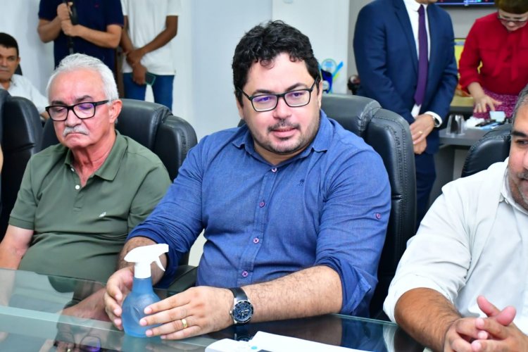 Prefeito de Floriano assina ordens de serviço para asfaltar ruas Defala Attem e Elias Oka e ampliar rede elétrica