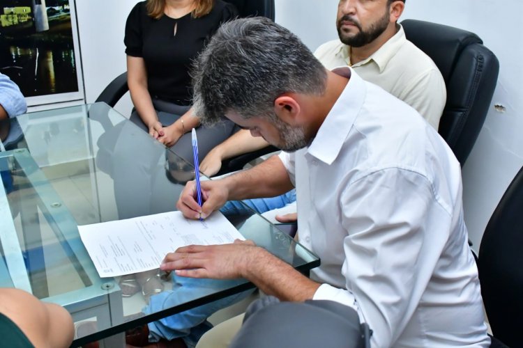 Prefeito de Floriano assina ordens de serviço para asfaltar ruas Defala Attem e Elias Oka e ampliar rede elétrica
