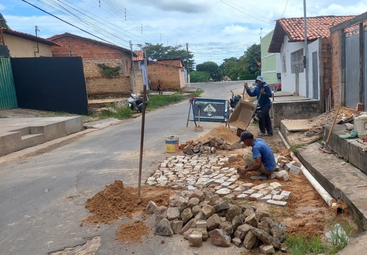 Infraestrutura de Floriano realiza obras de recuperação, iluminação, piçarramento e desobstrução de galeria no município