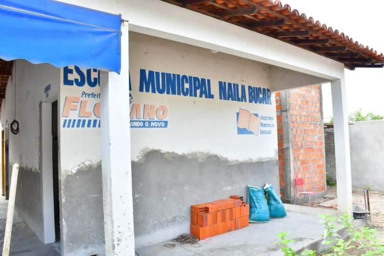 Prefeito Antônio Reis visita obras de reestruturação de escolas da rede municipal