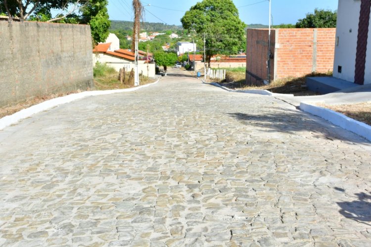 Prefeito Antônio Reis inaugura Rua Emídio Rocha no bairro Manguinha