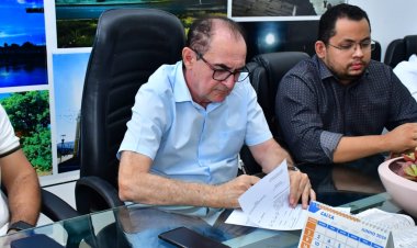 Prefeito de Floriano assina ordens de serviço para construção de praça e melhorias no aterro sanitário