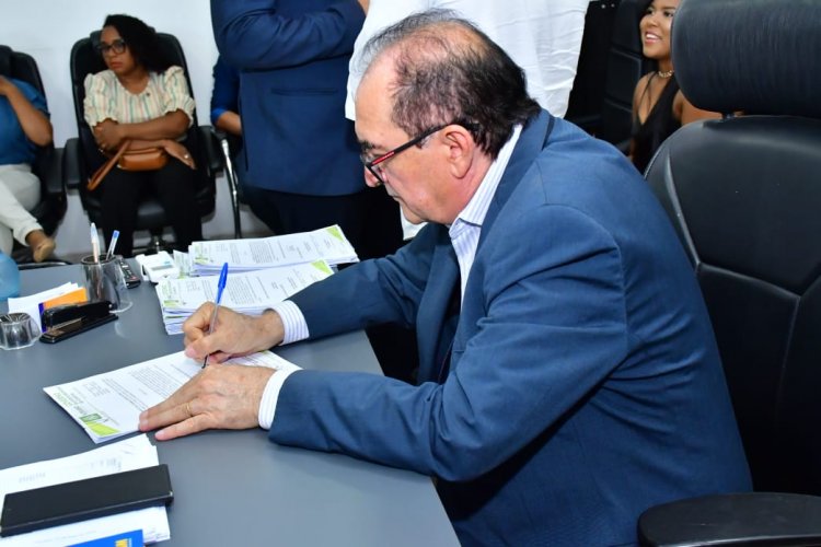 Prefeito Antônio Reis empossa novos servidores do município de Floriano