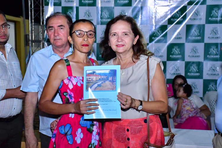 Prefeitura de Floriano entrega 61 títulos de Regularização Fundiária no bairro Cajueiro II