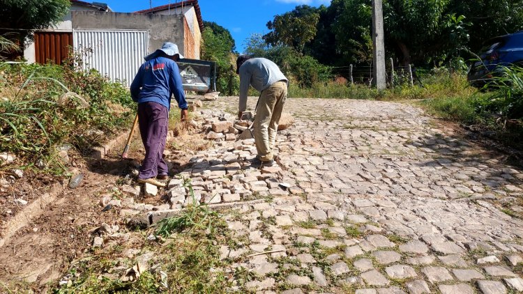 Infraestrutura realiza manutenção da pavimentação poliédrica e asfáltica em ruas de Floriano