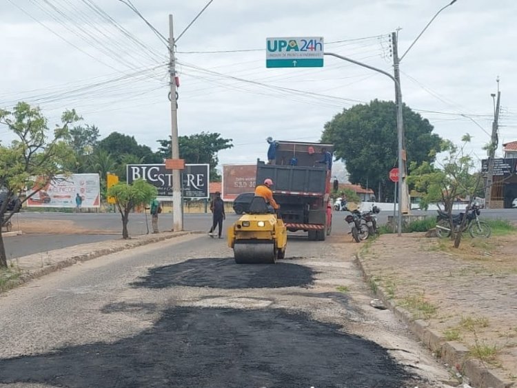 Mobilidade Urbana: Prefeitura de Floriano realiza tapa-buracos com massa asfáltica em ruas do município 