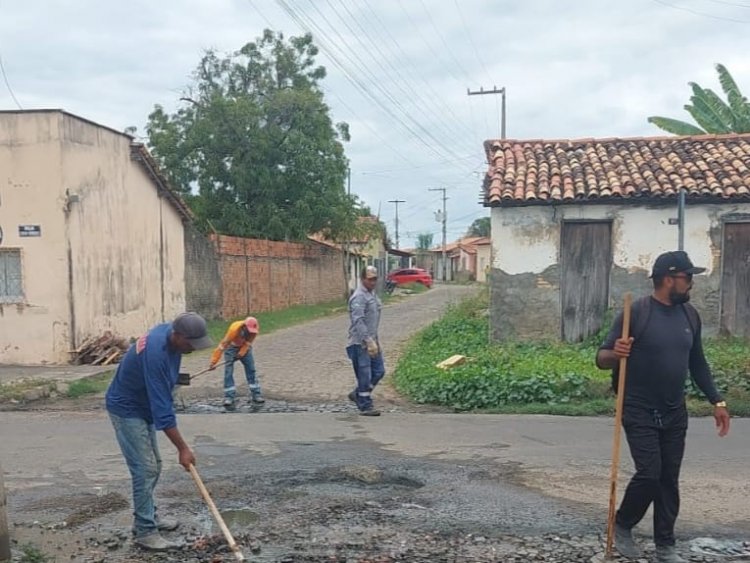 Mobilidade Urbana: Prefeitura de Floriano realiza tapa-buracos com massa asfáltica em ruas do município 