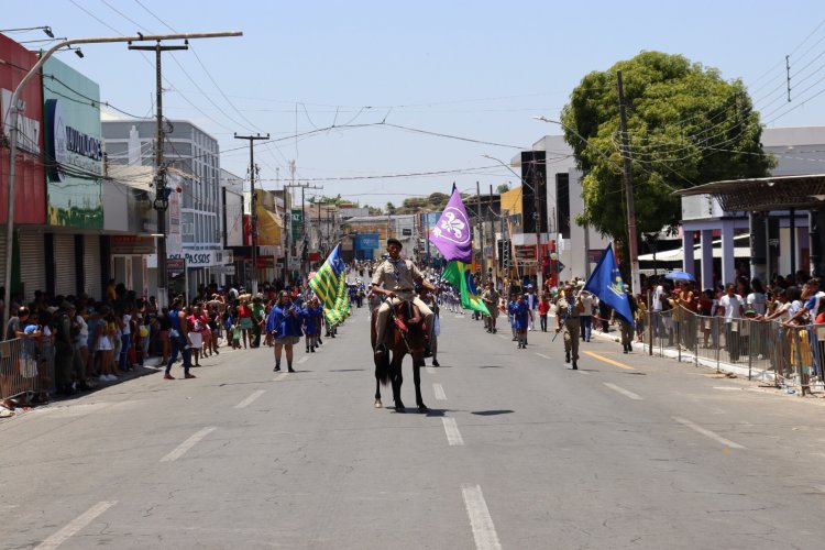 Comemoração pela Independência do Brasil é marcada por Desfile Cívico em Floriano