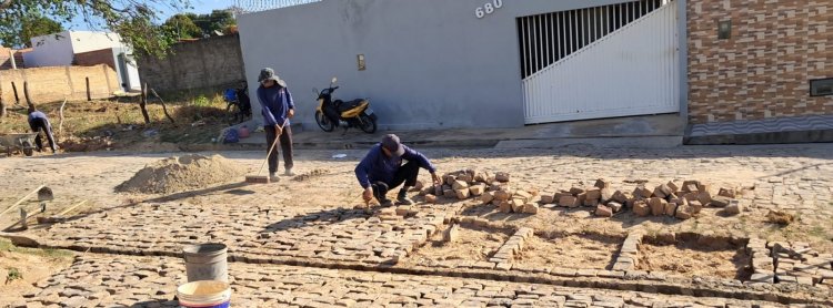 Dez bairros de Floriano são contemplados com obras de tapa-buracos