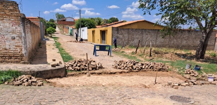 Dez bairros de Floriano são contemplados com obras de tapa-buracos