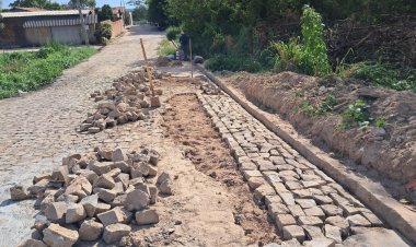 Dezessete ruas de Floriano passam por manutenção da pavimentação poliédrica