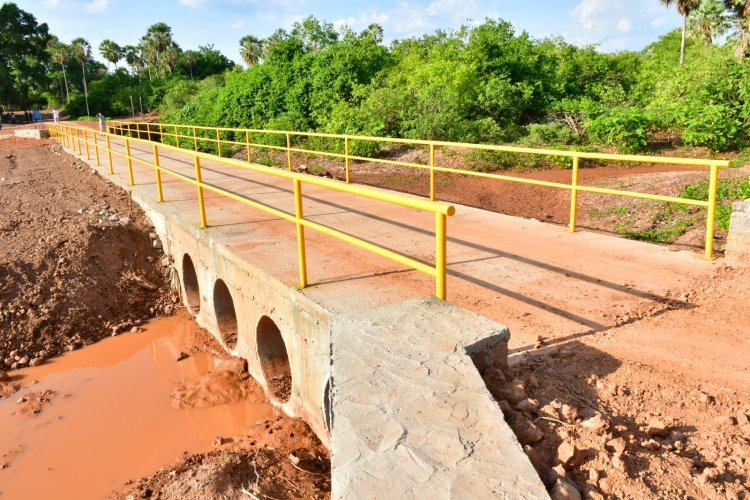 Prefeitura de Floriano entrega passagem molhada da localidade Rio Branco