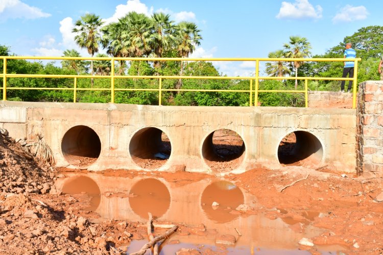 Prefeitura de Floriano entrega passagem molhada da localidade Rio Branco