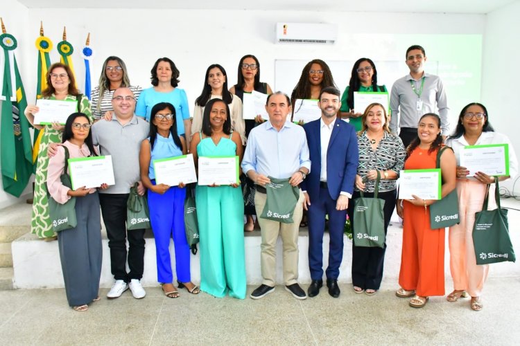 Professores da rede municipal de Floriano recebem certificado da Jornada de Educação Financeira SICREDI