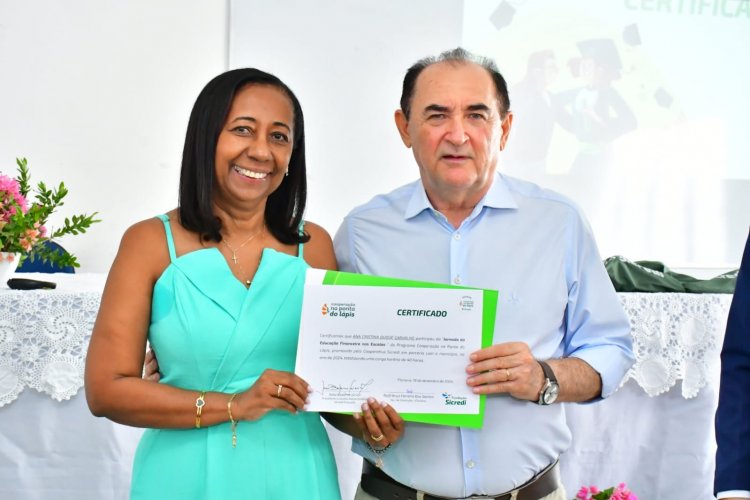 Professores da rede municipal de Floriano recebem certificado da Jornada de Educação Financeira SICREDI