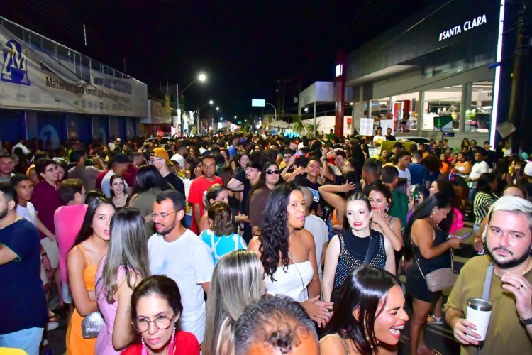 Arrastão com Tony Salles marca abertura do Carnaval 2025 de Floriano