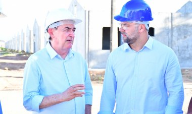 Prefeito e vice de Floriano visitam obras do 'Minha Casa, Minha Vida' no bairro Cajueiro II