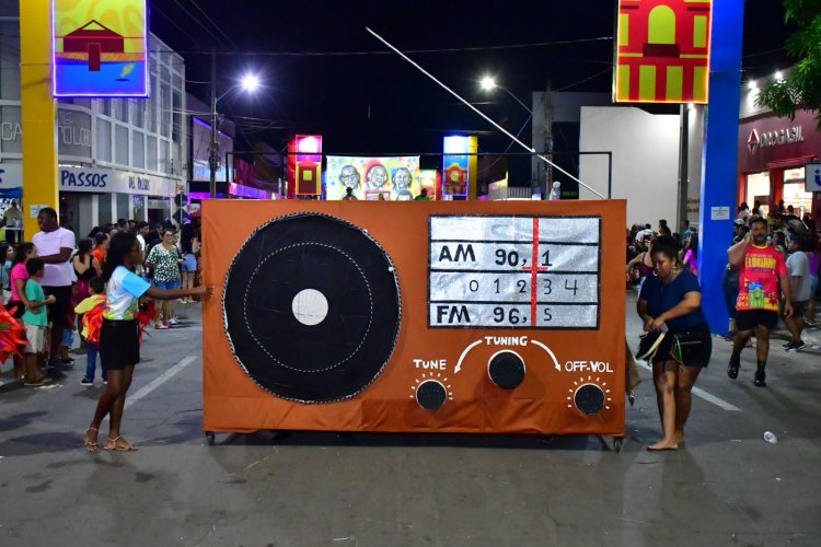 Carnaval de Floriano: escolas de samba brilham na Avenida Getúlio Vargas