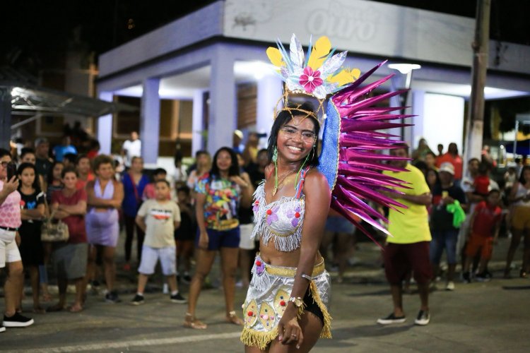 Carnaval de Floriano: escolas de samba brilham na Avenida Getúlio Vargas