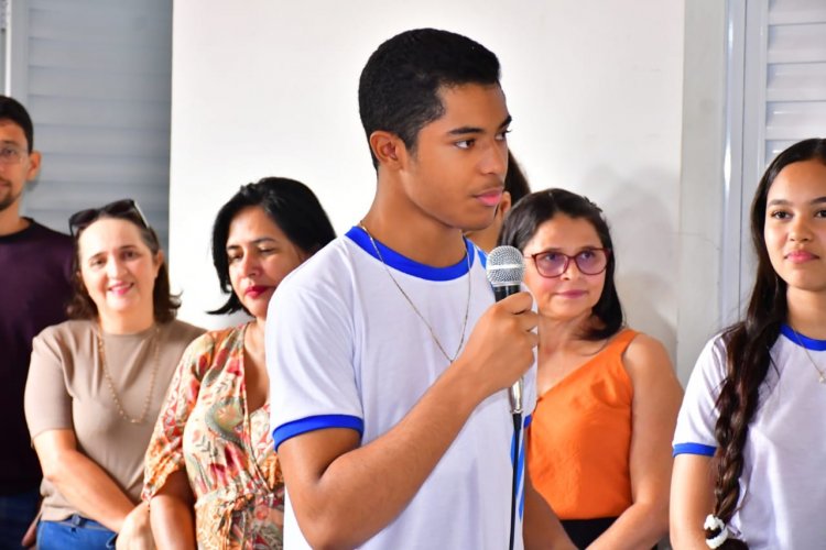 Prefeitura de Floriano entrega livros didáticos para alunos da rede municipal de ensino