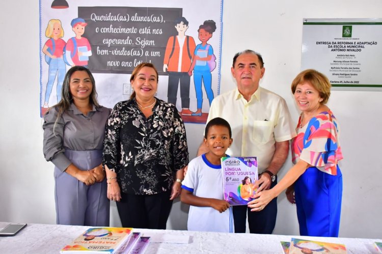 Prefeitura de Floriano entrega livros didáticos para alunos da rede municipal de ensino