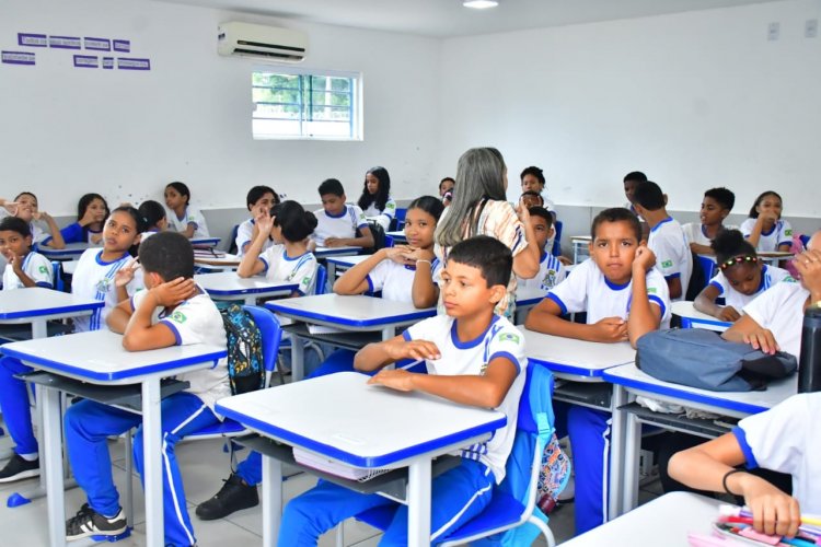 Prefeitura de Floriano entrega livros didáticos para alunos da rede municipal de ensino