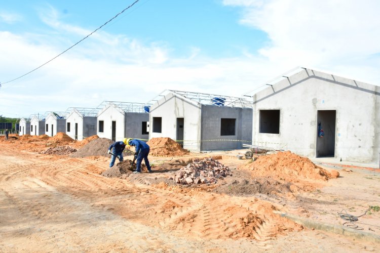 Prefeito e vice de Floriano visitam obras do 'Minha Casa, Minha Vida' no bairro Cajueiro II