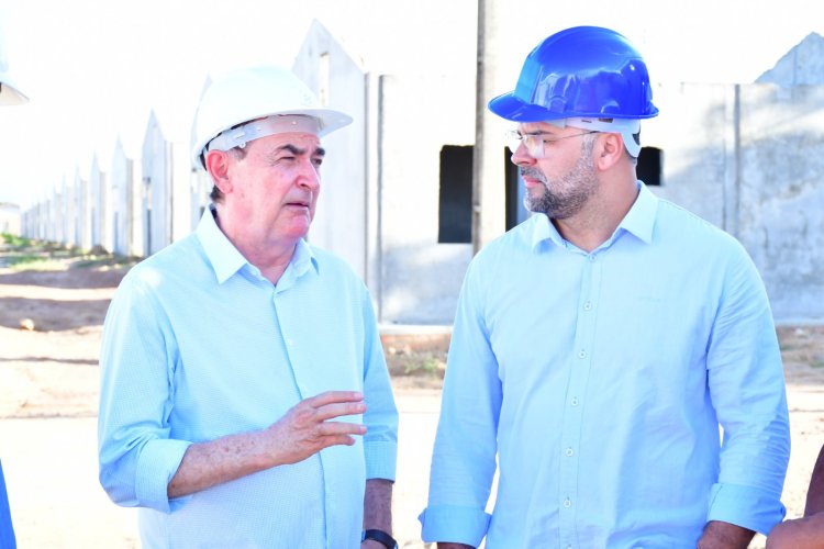 Prefeito e vice de Floriano visitam obras do 'Minha Casa, Minha Vida' no bairro Cajueiro II