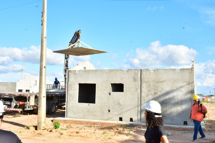 Prefeito e vice de Floriano visitam obras do 'Minha Casa, Minha Vida' no bairro Cajueiro II