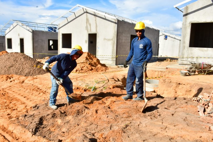 Prefeito e vice de Floriano visitam obras do 'Minha Casa, Minha Vida' no bairro Cajueiro II