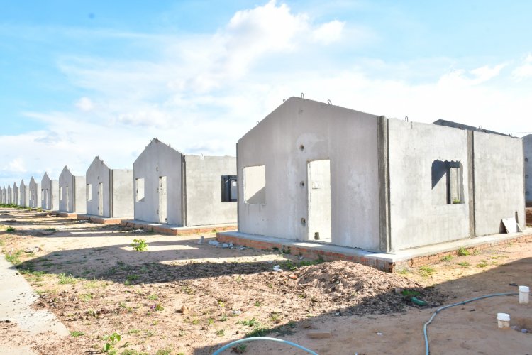 Prefeito e vice de Floriano visitam obras do 'Minha Casa, Minha Vida' no bairro Cajueiro II