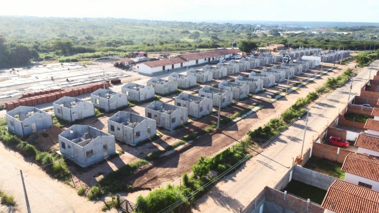 Prefeito e vice de Floriano visitam obras do 'Minha Casa, Minha Vida' no bairro Cajueiro II