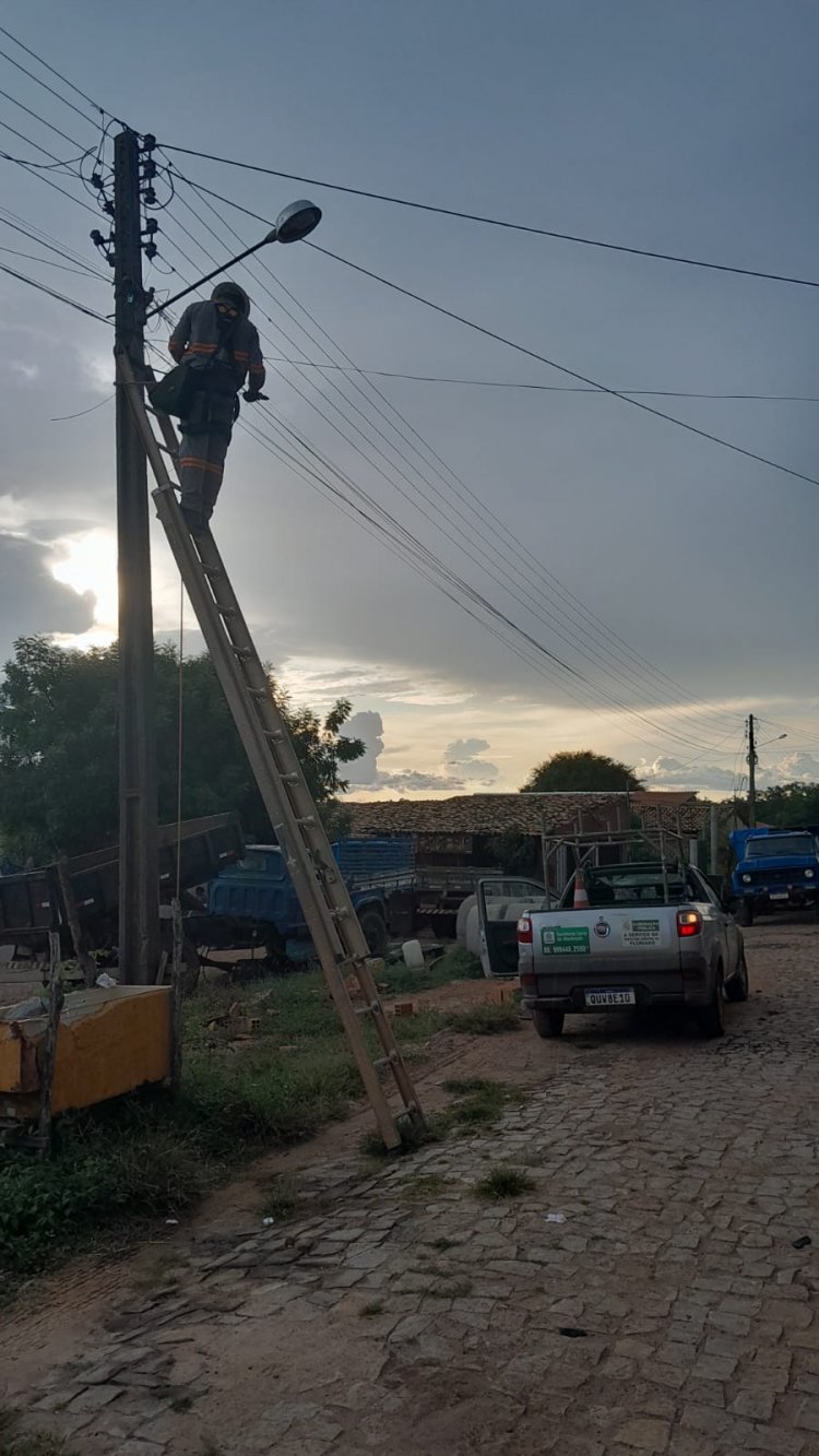 Prefeitura de Floriano realiza mais de 700 serviços de iluminação pública no mês de abril