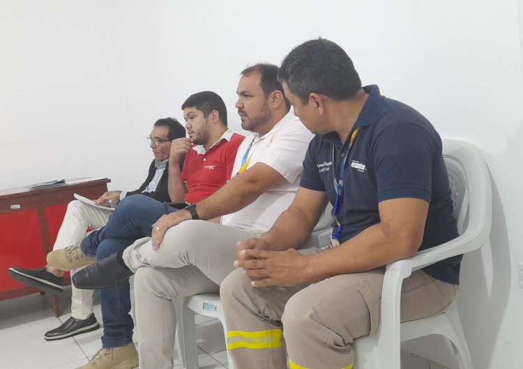 Prefeitura de Floriano realiza reunião para tratar de cabeamentos soltos nas vias públicas