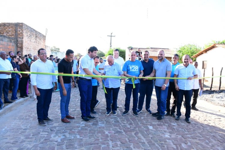 Prefeitura de Floriano entrega mais seis ruas calçadas à população nos 128 anos da cidade