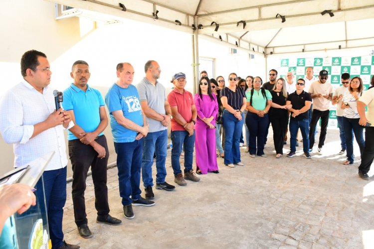 Prefeitura de Floriano entrega mais seis ruas calçadas à população nos 128 anos da cidade