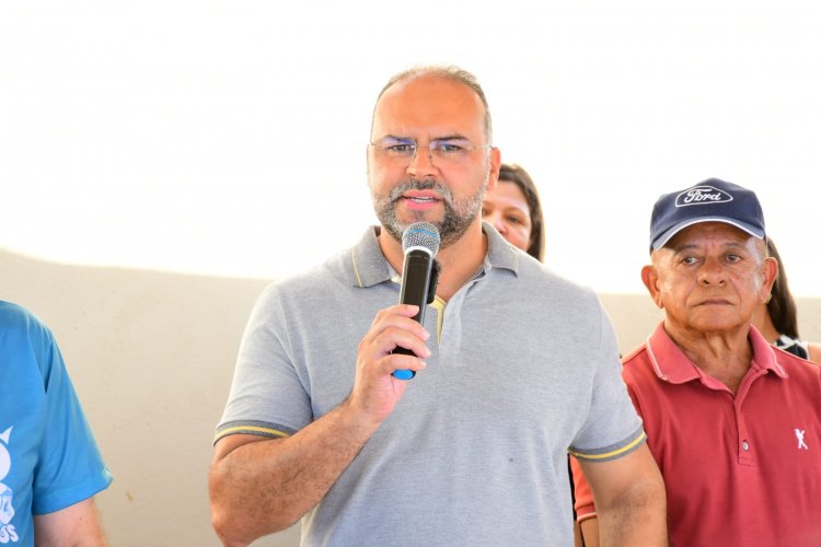 Prefeitura de Floriano entrega mais seis ruas calçadas à população nos 128 anos da cidade
