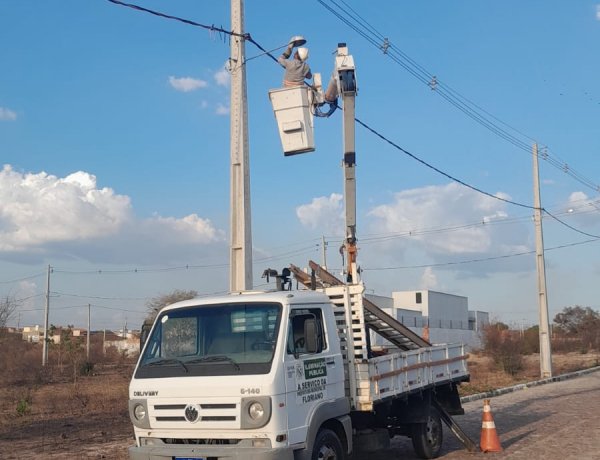 Prefeitura de Floriano realiza 590 serviços de iluminação pública no mês de outubro