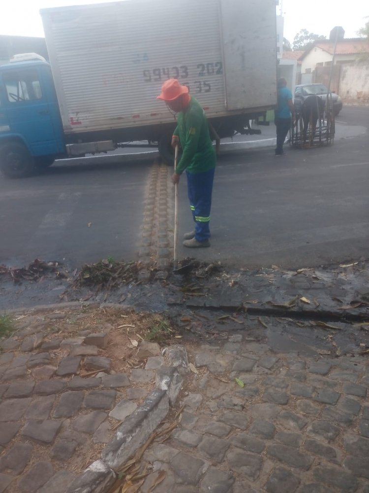 Prefeitura de Floriano realiza manutenção nos cemitérios para o Dia de Finados