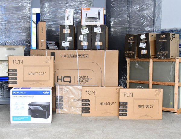 Educação de Floriano realiza entrega de materiais permanentes às escolas da rede municipal