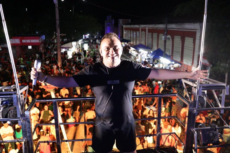 Arrastão com Durval Lelys marca estreia da folia de carnaval em Floriano 