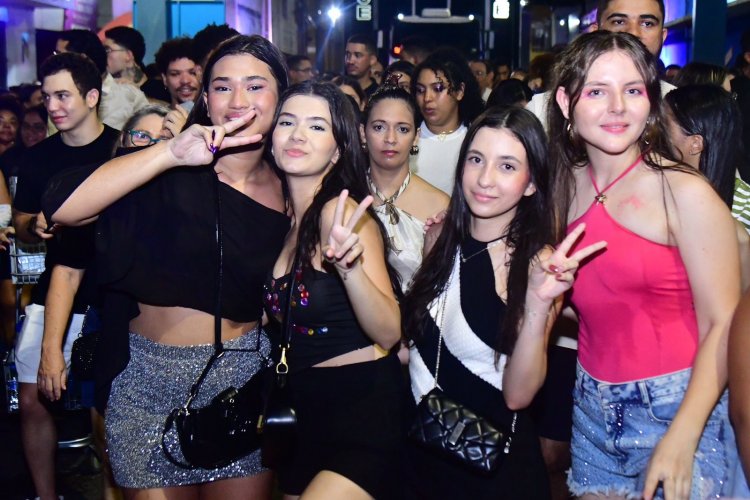 Arrastão com Durval Lelys marca estreia da folia de carnaval em Floriano 