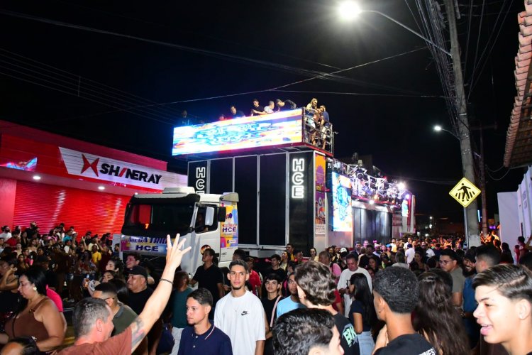 Arrastão com Durval Lelys marca estreia da folia de carnaval em Floriano 