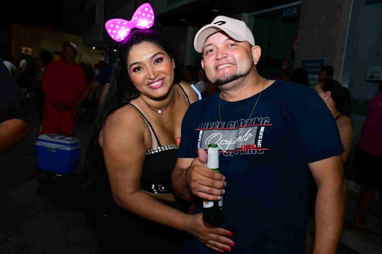 Arrastão com Durval Lelys marca estreia da folia de carnaval em Floriano 