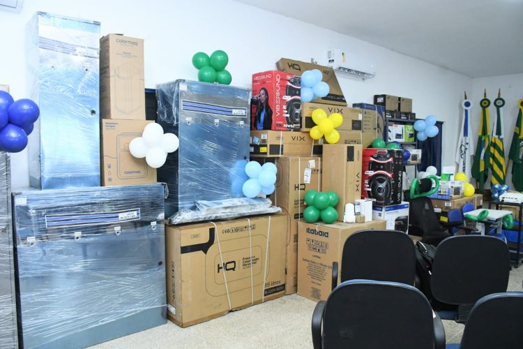 Educação de Floriano apresenta novo fardamento escolar e assina contrato com empresa que vai confeccionar os uniformes